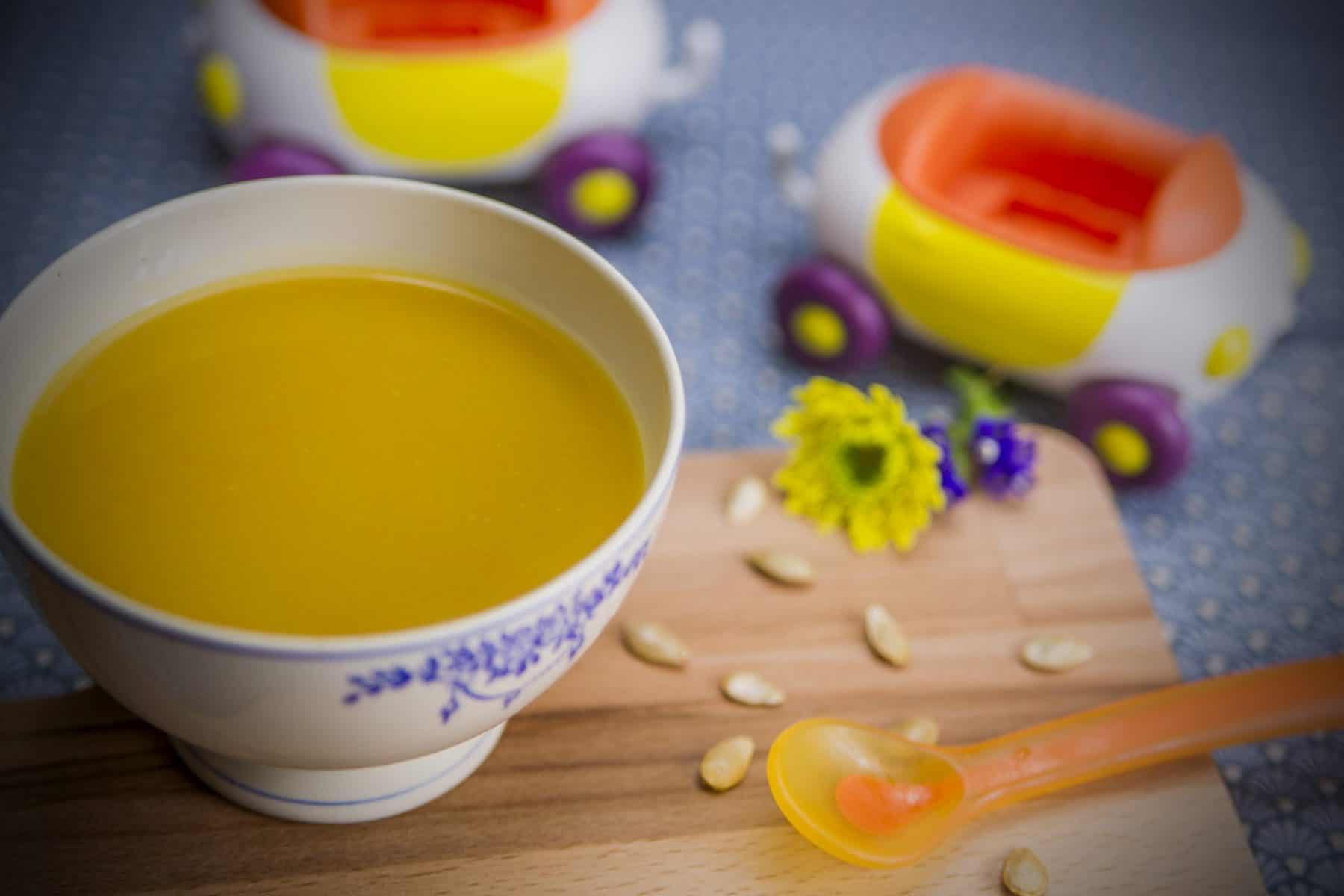 A sopa de abóbora assada é uma receita simples, rápida e cheia de sabor. A abóbora tem um paladar adocicado que agrada à maioria dos bebés.