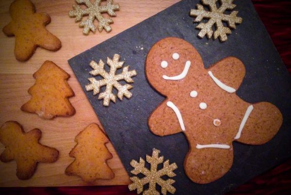 Estes biscoitos de gengibre são uma excelente sugestão para oferecer no Natal, para decorar a sua árvore ou simplesmente para um lanche temático!