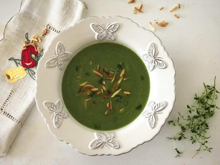 Esta sopa de espinafres e couve-flor com curgete, para além de cumprir o propósito "super healthy", ainda tem um sabor gourmet, de comer e chorar por mais!