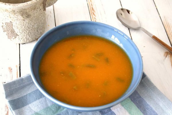 Esta sopa de feijão-verde é bonita, cremosa, prática e uma ótima forma de aumentarmos o aporte diário de legumes de miúdos e graúdos!