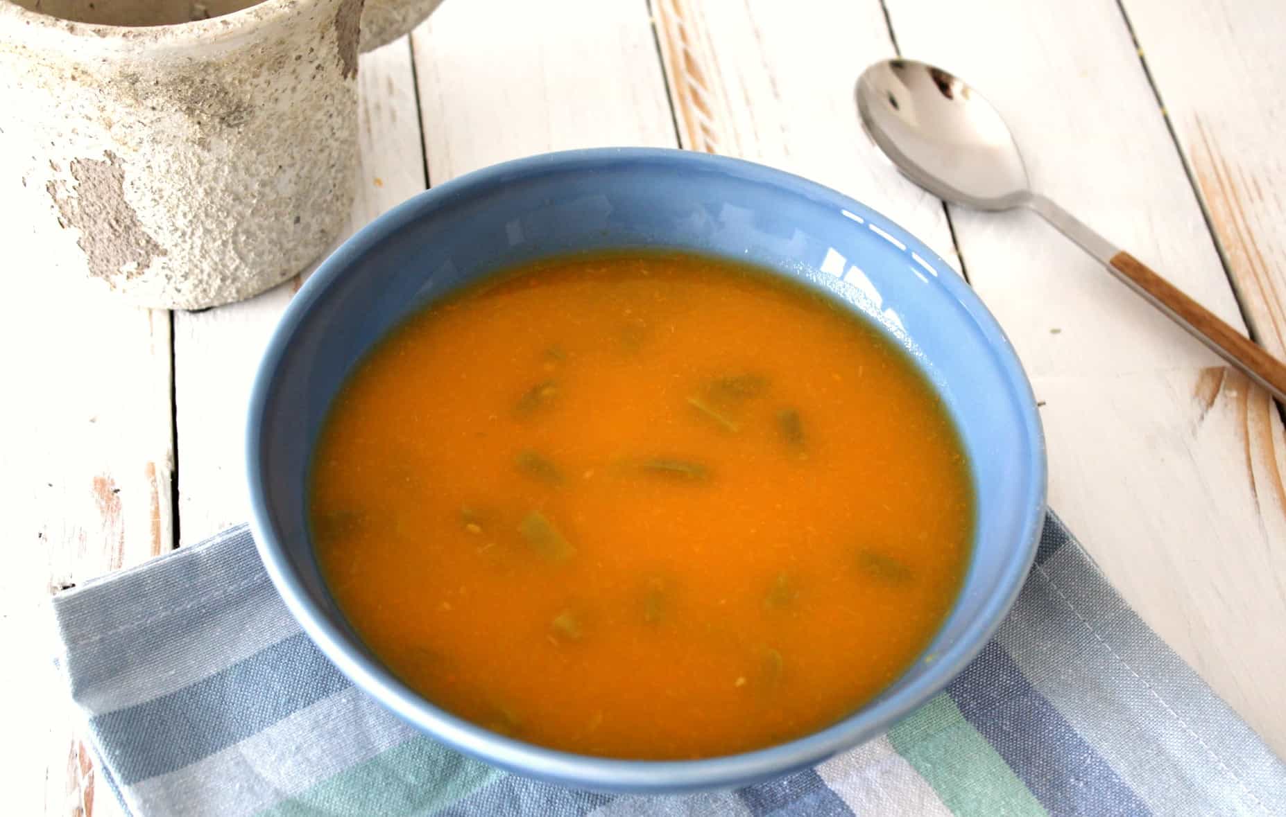 Esta sopa de feijão-verde é bonita, cremosa, prática e uma ótima forma de aumentarmos o aporte diário de legumes de miúdos e graúdos!