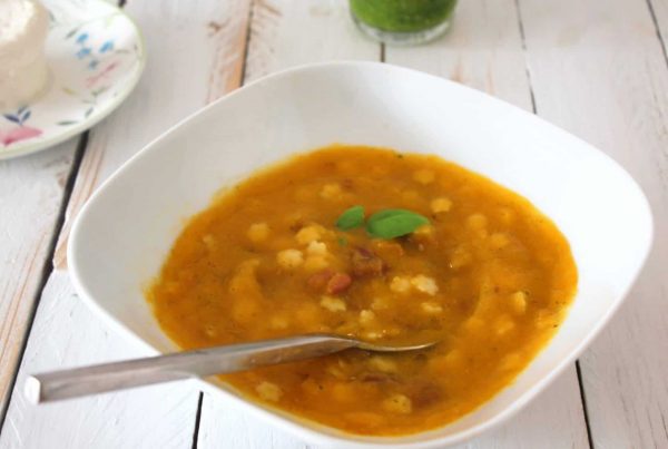 Esta sopa de legumes com feijão vermelho e massinhas é um bom exemplo de uma sopa de conforto: consistente, saborosa e deliciosa!
