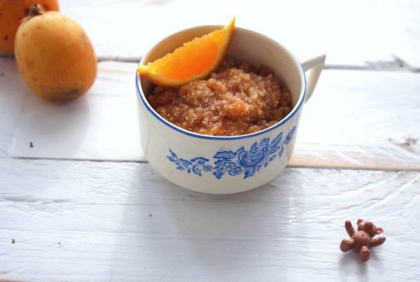 Esta papinha de quinoa, nêspera e laranja surgiu do desafio da minha editora em cozinhar em direto uma papinha no facebook. Ficou deliciosa!
