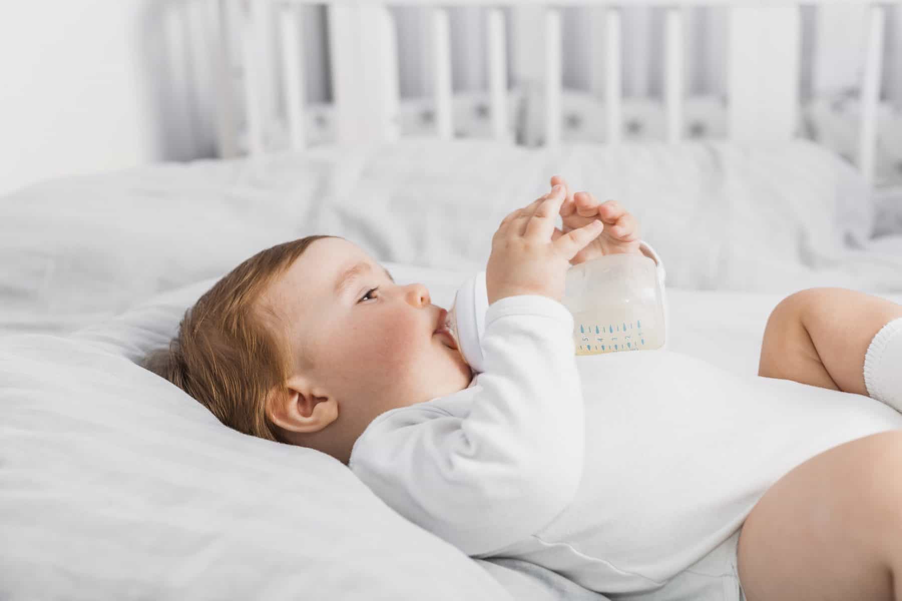 Bebé não dorme: dar fórmula ou alimentos sólidos vai ajudar?