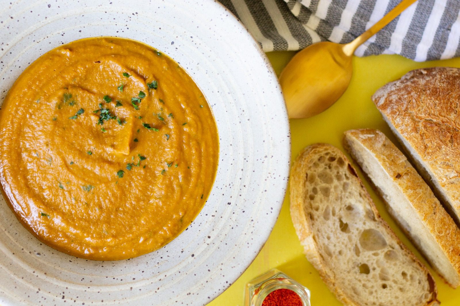 Esta sopa de abóbora e lentilhas é altamente nutritiva e saciante.