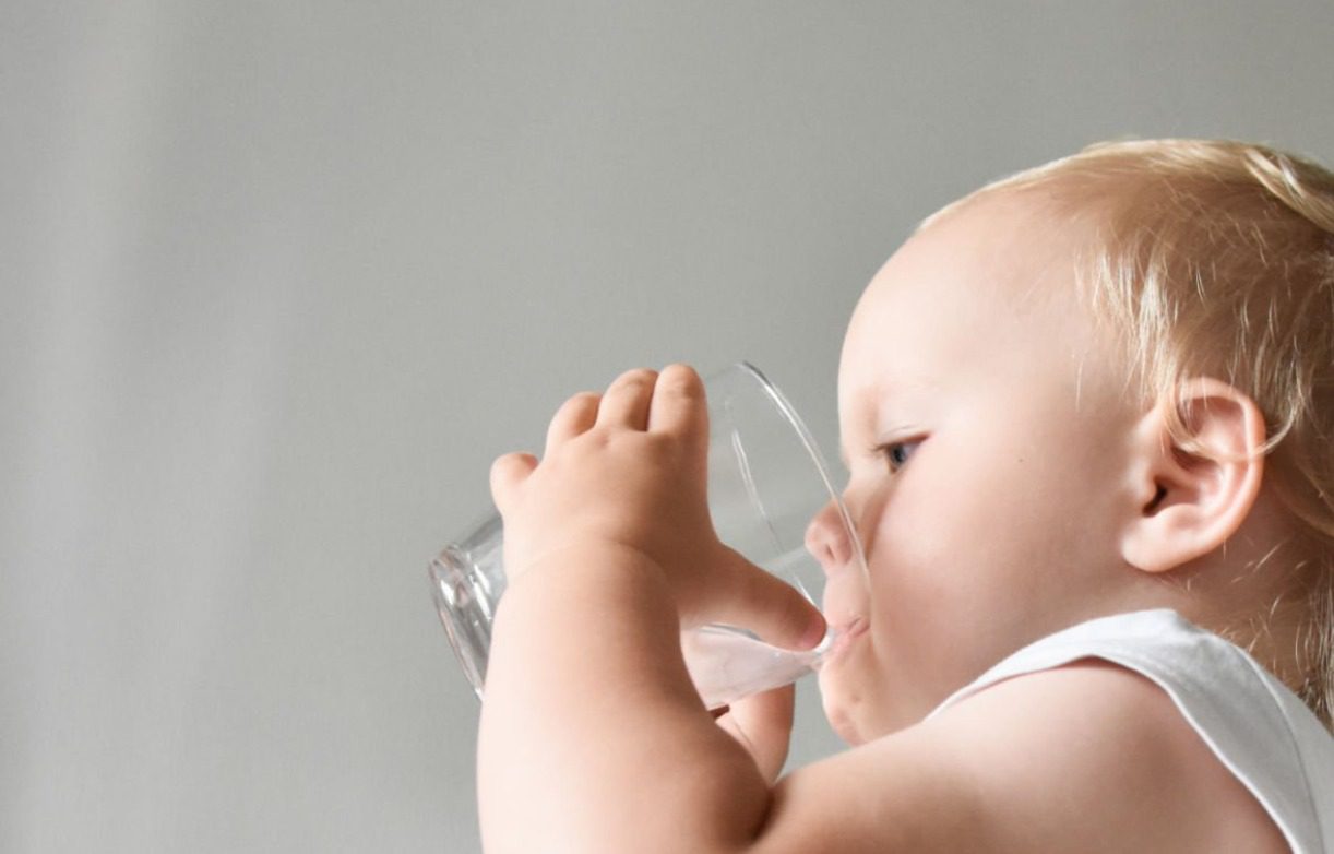 Oferecer água ao bebé é fundamental para diversas funções do organismo. Estabelecer o hábito de beber água ao longo do dia é fundamental desde cedo.
